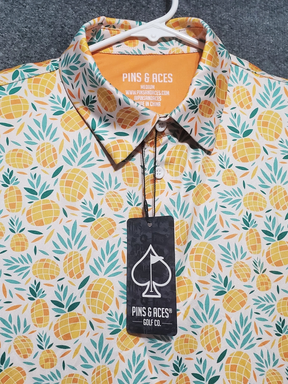 Pins Aces Shirt Mens Medium Saffron Pineapple Paradise 4-Way Stretch Golf Polo